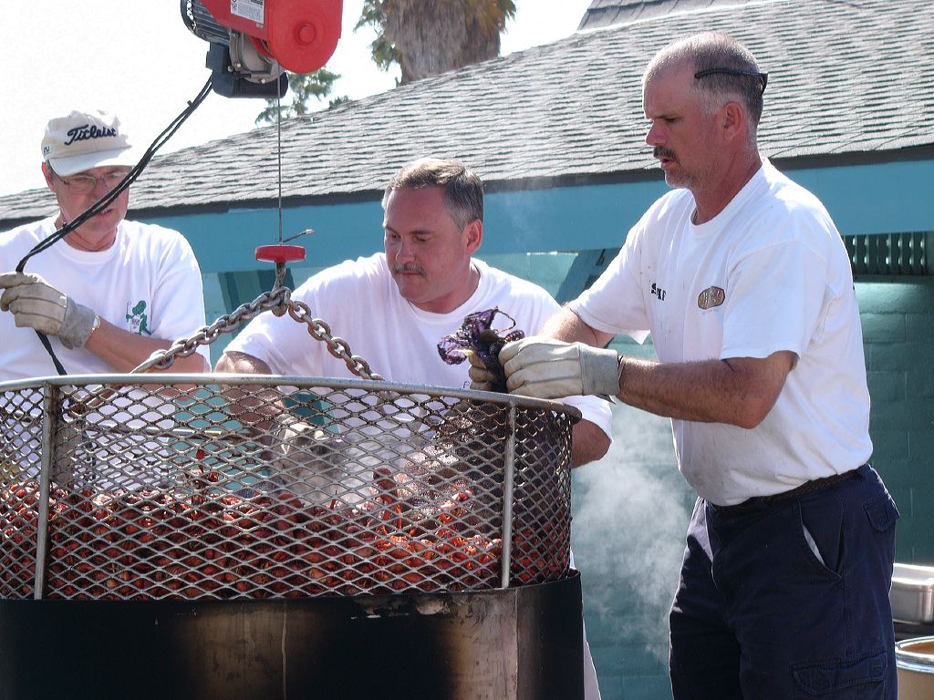 p1010464crawfishcooking.jpg